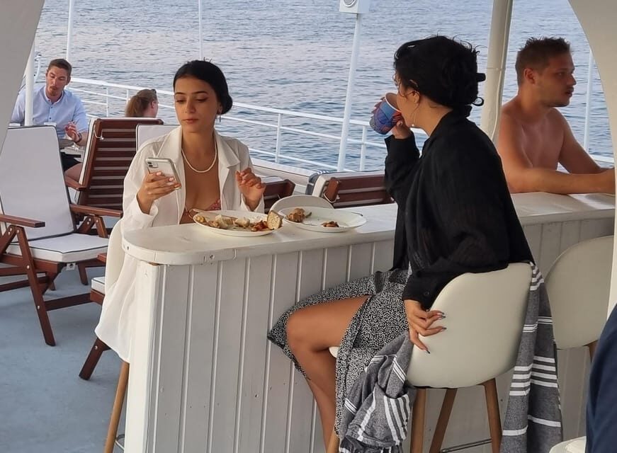 Rhodes: Sunset Cruise with Live Music, Wine & Greek Buffet - Romantika Dreams Leaves Mandraki Old Port