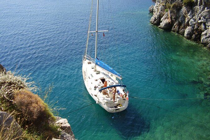 Single day Sail boat cruise with swimming, snorkeling, drinks and lunch - Crew picks and local instincts: what the captain and mate actually do for you