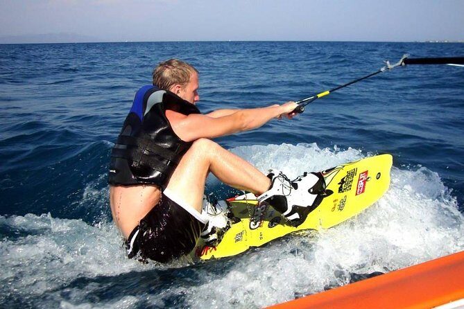 Wakeboard-Water Ski Lessons - The coaching: signals on land, then fast feedback in the water